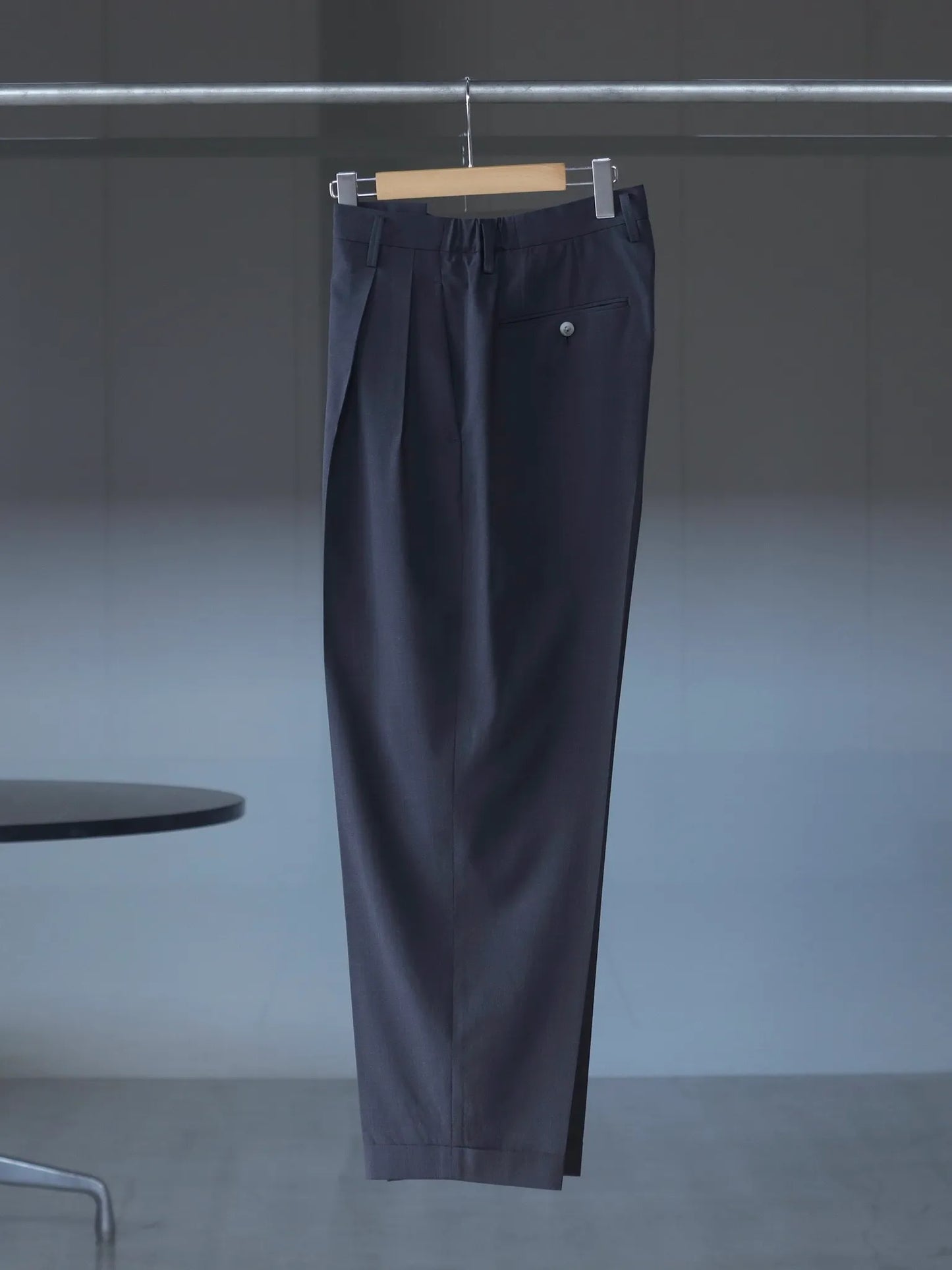 IRENISA | TWO TUCKS TAPERED TROUSERS D.GRAY