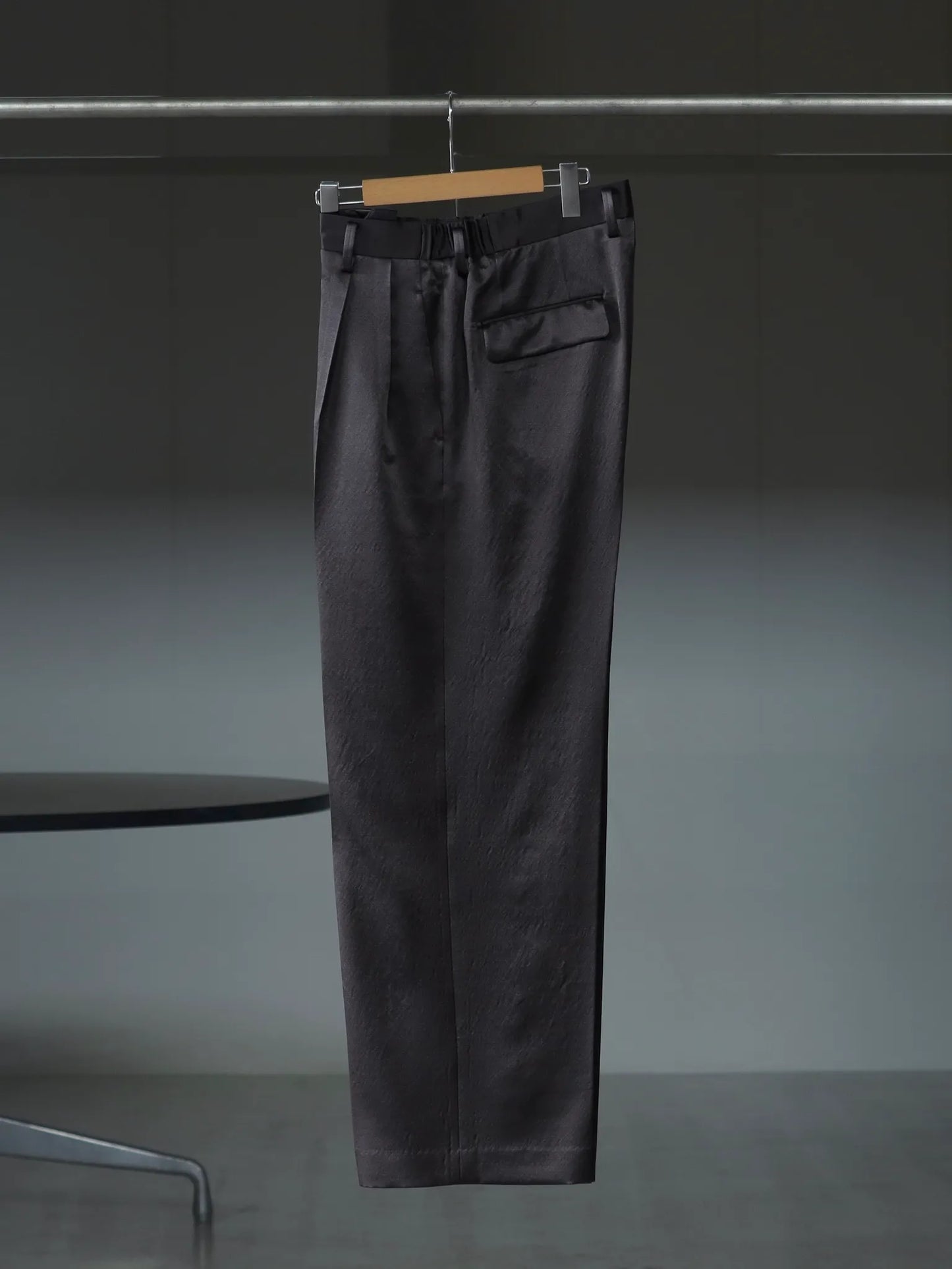 IRENISA | TWO TUCKS WIDE TROUSERS SMOKE GRAY