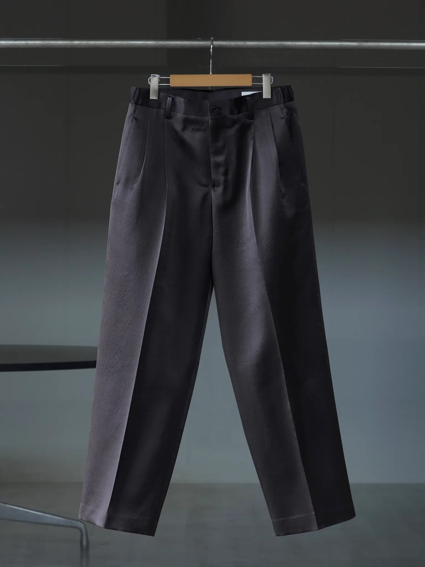 IRENISA | TWO TUCKS WIDE TROUSERS SMOKE GRAY