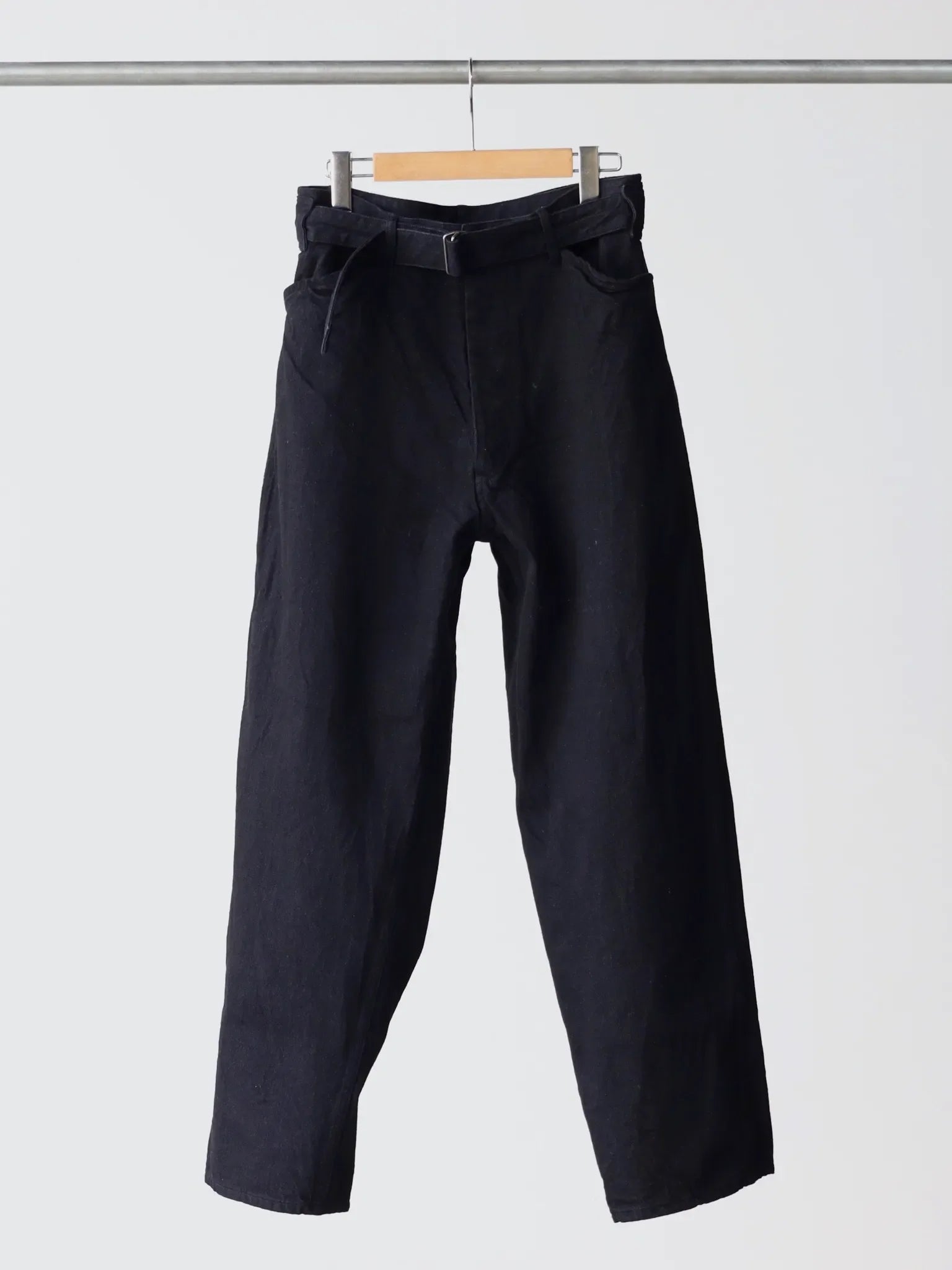 comoli-denim-belted-pants-black-1