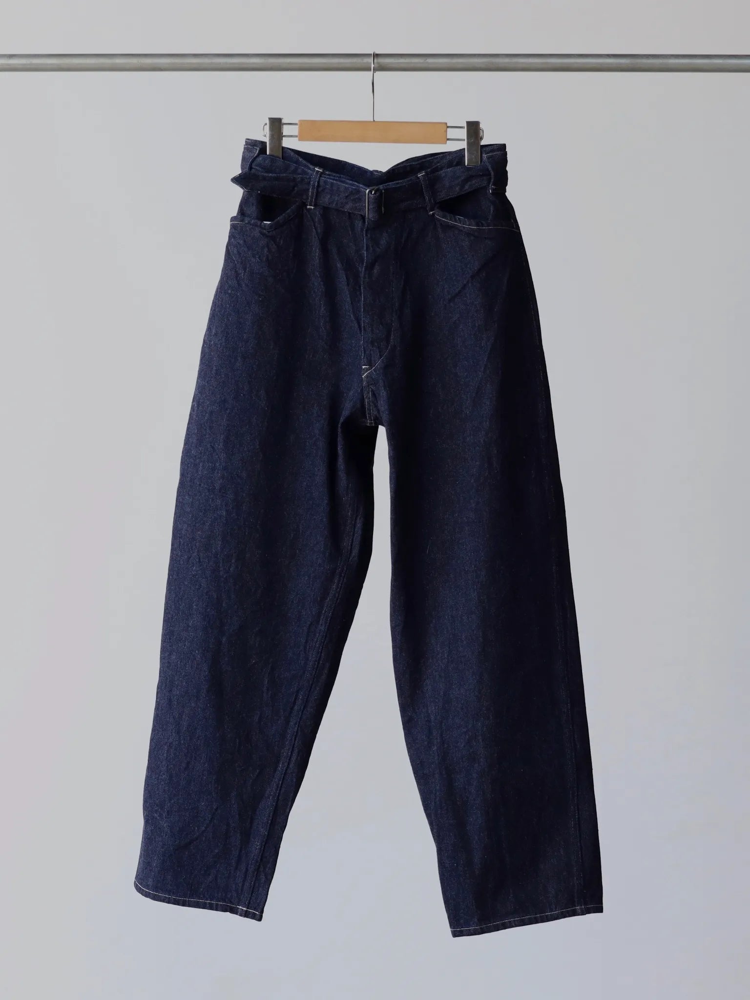 comoli-denim-belted-pants-navy-1