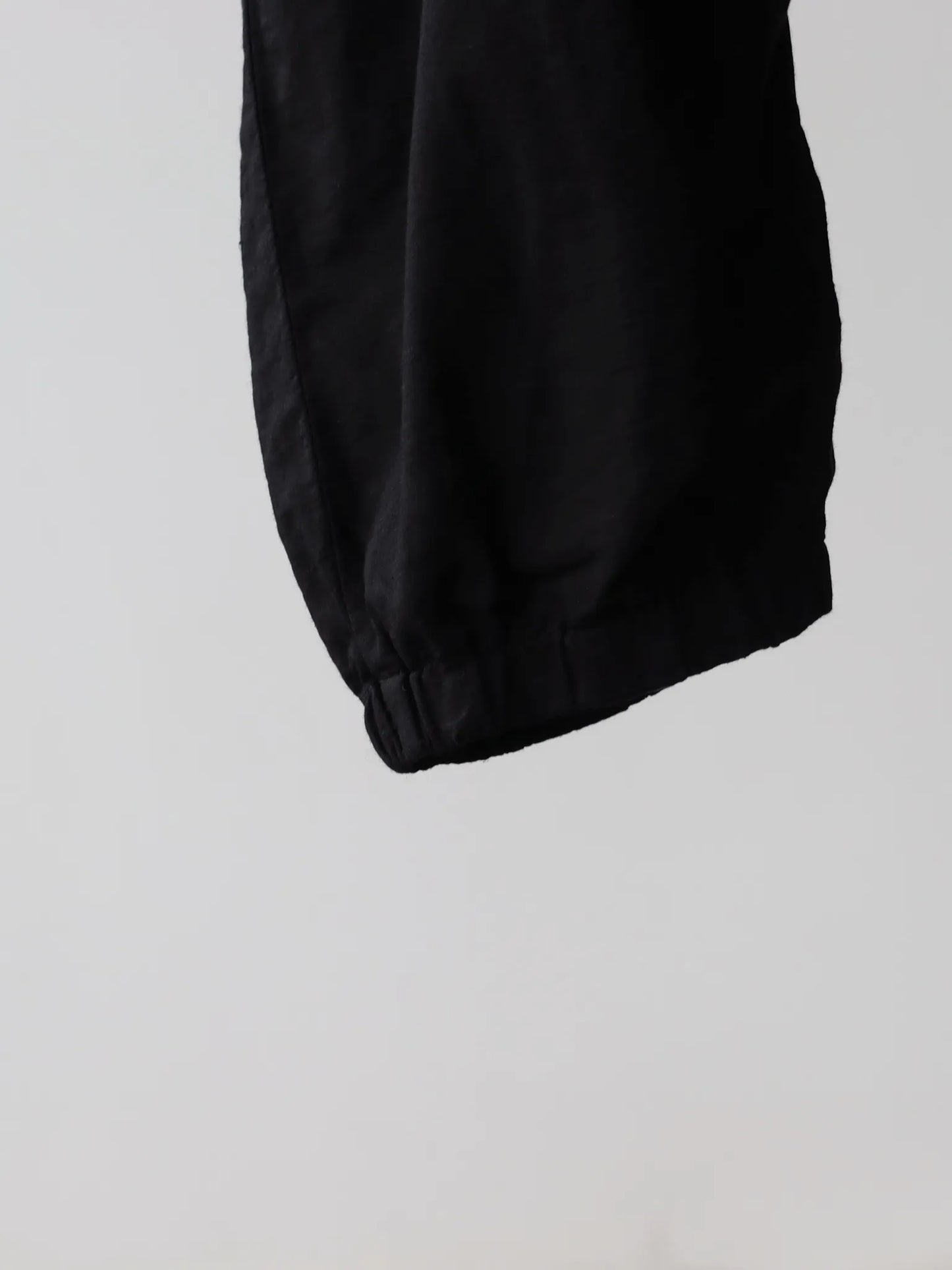 comoli-khadiコットン-ドローストリングパンツ-black-3
