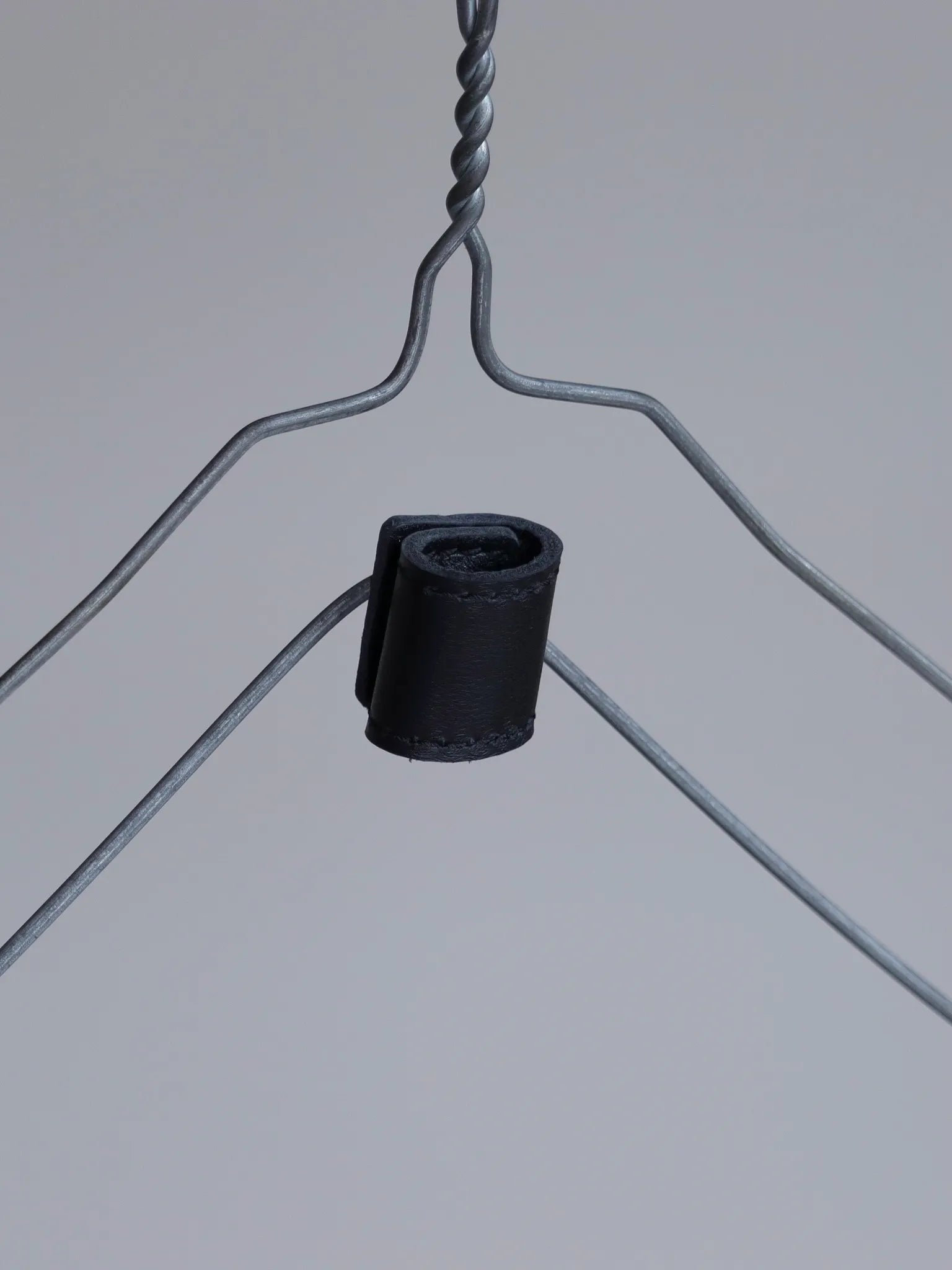 silvana-manetti-clip-knot-black-1