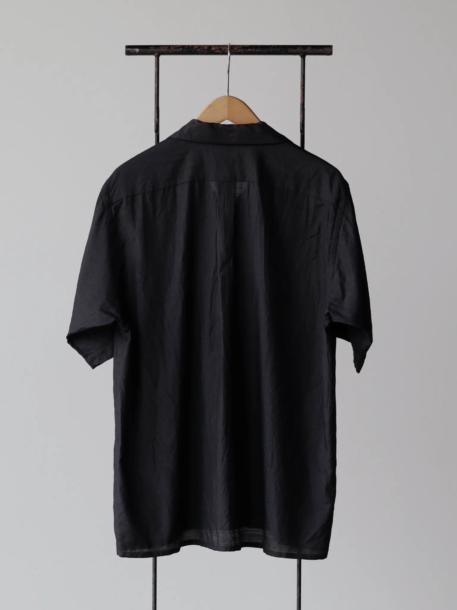 comoli-wool-silk-shortsleeve-opencollar-shirt-charcoal-2